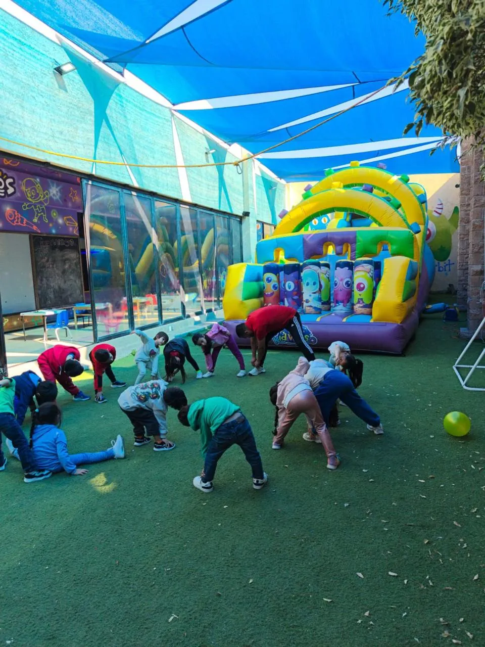 Niños en activación física al aire libre en Kidiverso