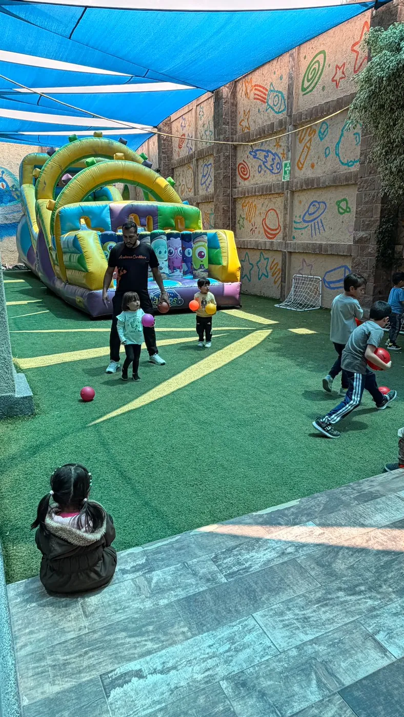 Niños jugando al aire libre en el jardín de Kidiverso