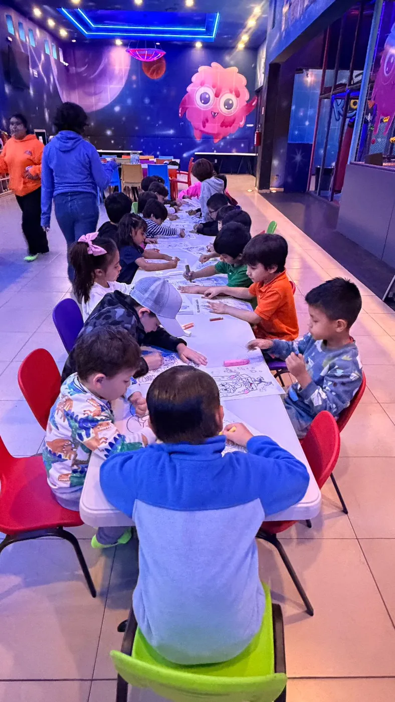 Grupo de niños haciendo manualidades en el campamento Kidiverso