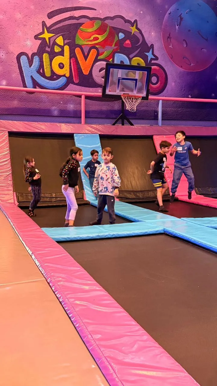 Niños saltando en los trampolines de Kidiverso