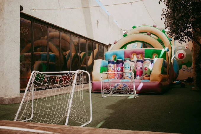 Jardín Sideral con canchas de fútbol al aire libre